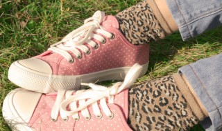 胶鞋的清洁方法（胶鞋的清洁方法视频）