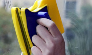 简单的擦玻璃方法（擦玻璃小方法）