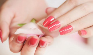 涂匀指甲油的方法（怎样涂匀指甲油）