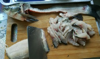 草鱼取鱼刺的简单方法（草鱼如何取刺）