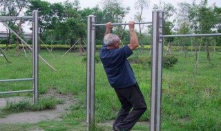 吊单杠有什么好处 吊单杠正确姿势图片脊柱侧弯