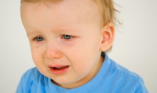 孩子哭闹应该怎么哄（孩子哭闹怎么哄啊）