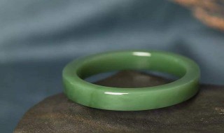 玉手镯怎么选择好坏 翡翠原石怎么辨别