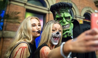 出去玩晒朋友圈怎么说（出去玩晒朋友圈怎么说搞笑）