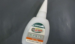 胶水弄到手上怎么洗掉（手上粘的胶水怎么去掉）