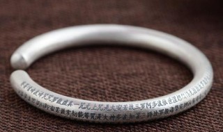 银手镯带手上手变黑怎么回事（银手镯带手上手变黑怎么回事是身体不好吗）