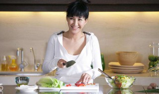 亲自下厨的幽默说说（亲自下厨的幽默说说一句话）