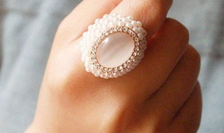 食指戴戒指是什么意思（食指戴戒指是什么意思男生）