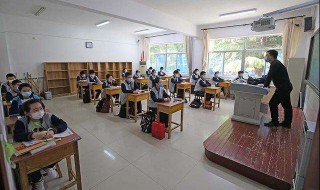 照身份证穿什么颜色的衣服（照身份证穿什么颜色的衣服显白）