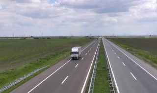 开车在高速公路犯困怎么办（在高速公路上开车困了怎么办）