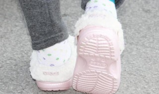 穿洞洞鞋穿袜子合适吗 洞洞鞋穿什么袜子好看