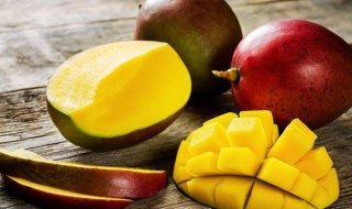 芒果削皮后有黑色经脉能吃吗 芒果切开很多黑色经脉吃了会怎么样