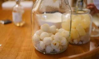 泡荔枝酒可以中途打开吗（荔枝酒泡的过程中用不用打开）