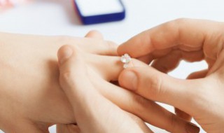 钻戒沾水会不会生锈（钻戒沾水会不会生锈掉色）