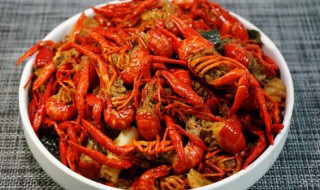 吃了啤酒小龙虾可以吃感冒药吗（感冒可以吃小龙虾喝啤酒吗）