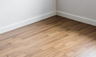 铺木地板下面垫的是什么东西（铺木质地板下面垫的什么材料）