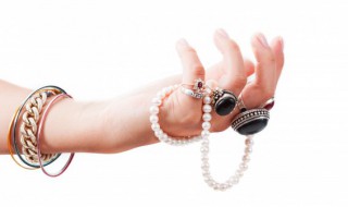 戒指戴在中指是什么意思 戒指戴在中指是什么意思男生