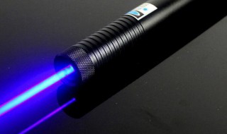 激光笔能在几秒内使火柴燃烧（激光笔15秒就能点燃火柴）