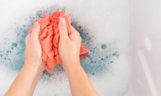 黑色笔芯弄衣服上怎么洗掉 怎么去除衣服上的黑色笔芯