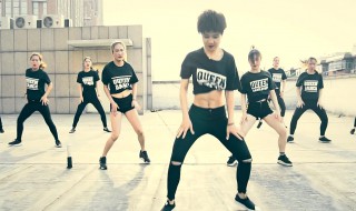 爵士舞是什么舞种（爵士舞是什么舞种女孩学哪个舞蹈不伤身体）