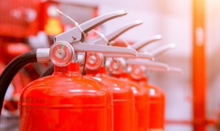 使用灭火器灭火的最佳位置是哪（使用灭火器灭火的最佳位置是哪里）