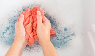 屎渍怎么清洗掉小窍门（屎渍怎么清洗掉小窍门）