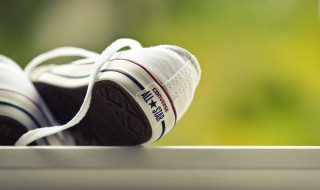 白布鞋污渍洗白小窍门（白布鞋用什么办法清洗比较白）