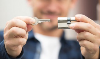 锁芯转不动小窍门（锁芯转不动小窍门坏了怎么修）