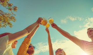 女生最简单的开啤酒小窍门 女生如何开啤酒