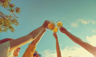 如何让啤酒快速变凉（怎样让冰啤酒快速变温）