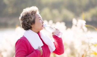 关于喝水的注意事项都有哪些（关于喝水的注意事项都有哪些英语）