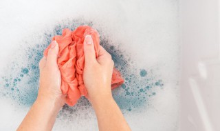 弄在衣服上的墨汁如何清洗（衣服弄到墨汁怎么清洗）