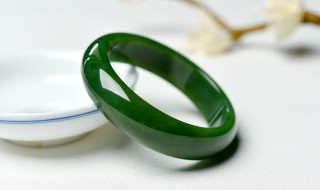 玉镯子怎么保养更透亮? 和田玉镯子怎么保养更透亮