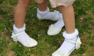 女人梦见自己穿鞋是什么意思（女人梦见自己穿鞋是什么意思周公解梦）