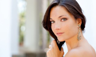 如何清洗耳钉（如何清洗耳钉的污垢）