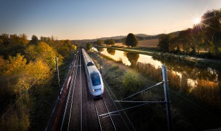 高铁怎么供电（高铁怎么供电的原理）