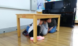 当地震发生时你在家里应如何避震 当地震发生时你在家里应如何避震英语