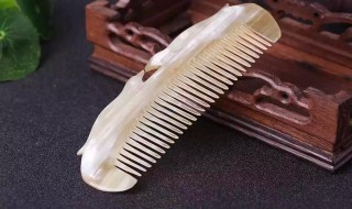 牛角梳如何清洗（牛角梳怎么清洗才没有味道）