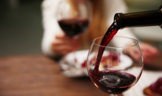 如何清洗红酒渍（红酒渍隔夜如何清洗妙招）