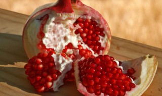 如何清洗石榴汁（石榴汁用什么洗才能洗掉）