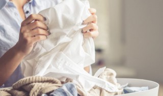 如何清洗白衬衫（清洗白色衣服小妙招）