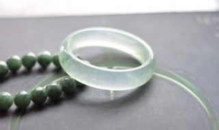 玉镯最好的鉴别方法(玉镯鉴别最简单方法)