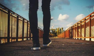 人活着的三个理由 人活着的三个理由;依赖 希望 未来