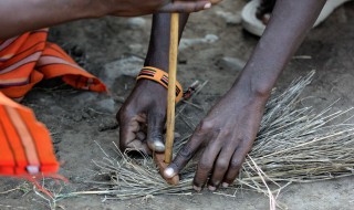 钻木取火的方法（野外钻木取火的方法）