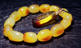 怎样鉴定蜜蜡（怎样鉴定蜜蜡手串是真是假）