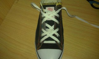 穿鞋带的漂亮方法步骤 穿鞋带的漂亮方法步骤图