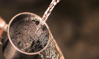 带酒的人生哲理句子（美酒与生活唯美句子）