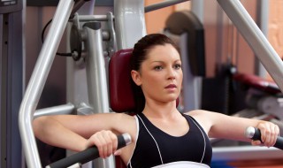 如何判断自己肩宽不宽（如何判断自己肩宽不宽女生）