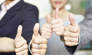 如何谦虚回复别人夸奖（如何谦虚回复别人夸奖诗句）