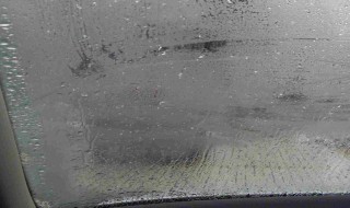 汽车前挡风玻璃起雾怎么处理（雨天汽车前挡风玻璃起雾怎么处理）